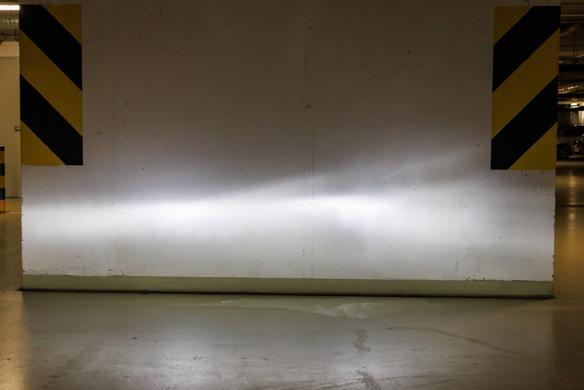 Tak świecą reflektory Volvo wyposażone w dwa retrofity LED z "zimnym" światłem.