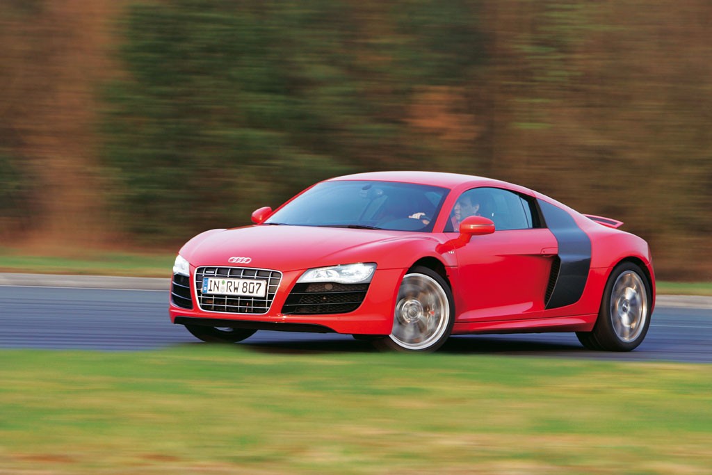 Audi R8 wciąż wygląda świetnie, a jeździ jeszcze lepiej. 