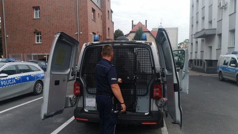 Za kratkami w policyjnym radiowozie