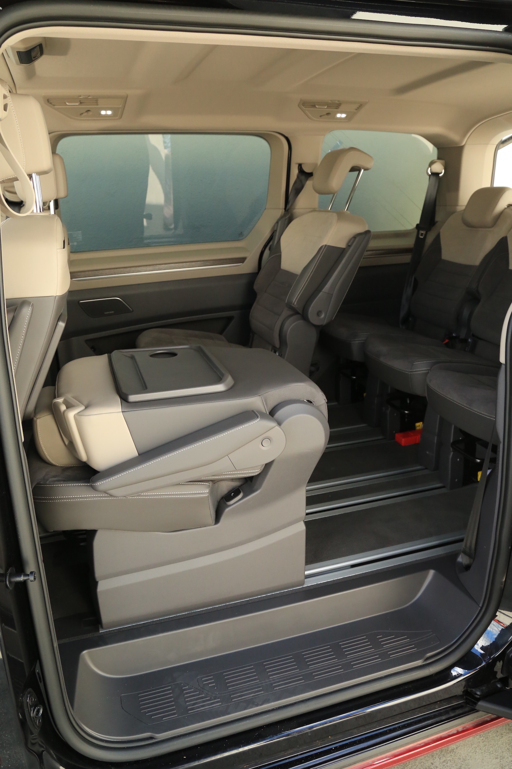 Środkowy fotel w 3. rzędzie jest minimalnie węższy od bocznych. Żeby dostać się do tyłu, trzeba złożyć i przesunąć fotel w 2. rzędzie. Ilość miejsca może być dokładnie taka sama jak 2. rzędzie – ale zależy to oczywiście od ustawienia siedzeń.