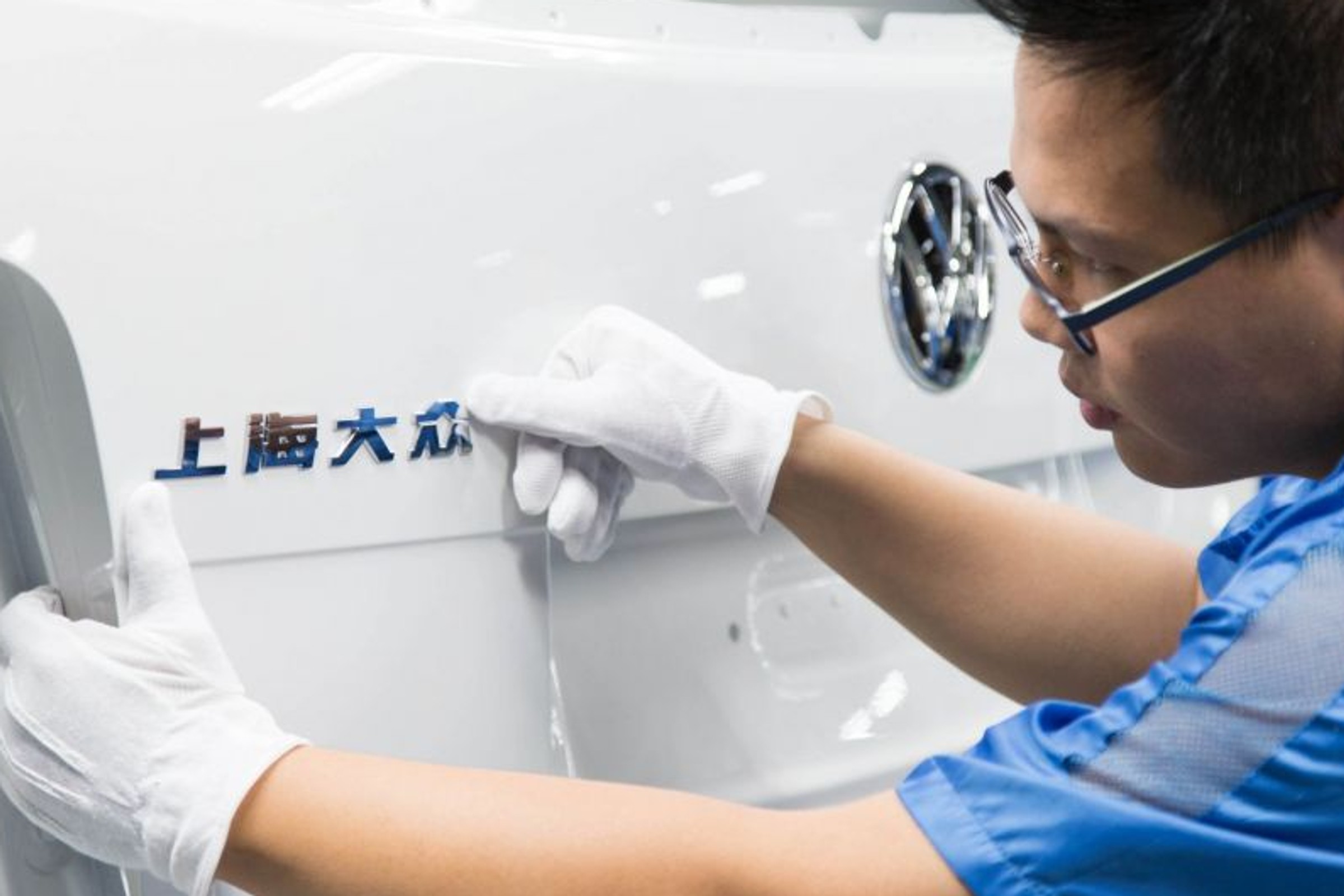 Samochody zachodnich marek przez cały czas trafiają do Rosji. Potrzeba do tego Chin i dobrego zapisu w dokumentach