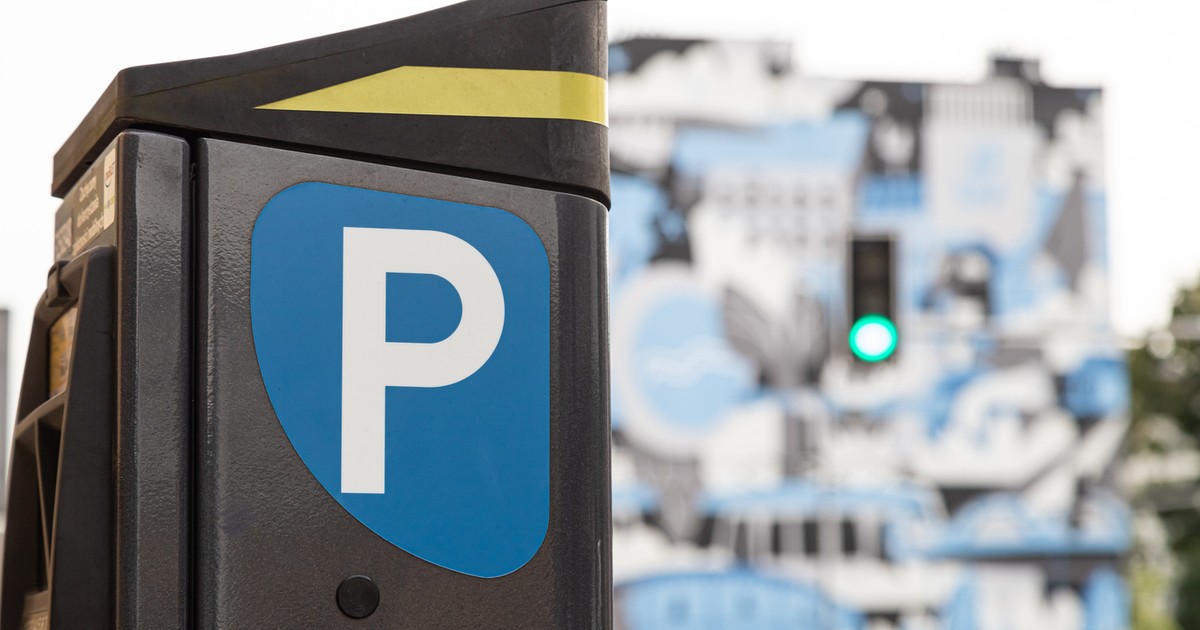 Niektóre parkometry są wyposażone w specjalny przycisk, który pozwala na darmowy postój (zdj. ilustracyjne)