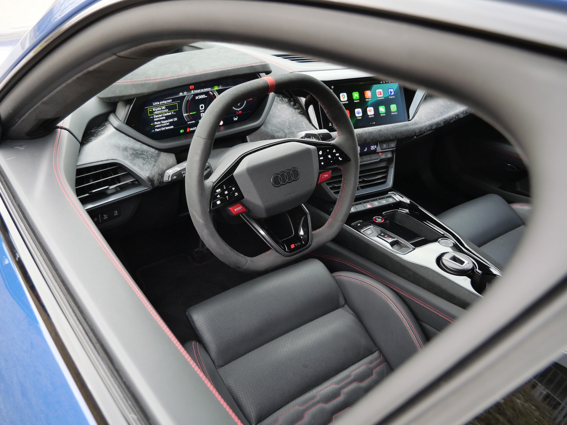 Wnętrze Audi RS e-tron GT jest i sportowe, i wygodne jednocześnie. Taki paradoks