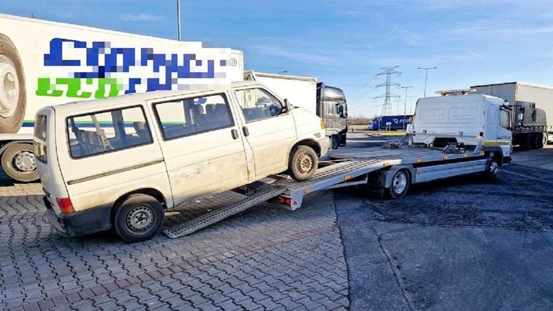 Zobaczył "myszkującego" Volkswagena T4 i wszczął alarm. Ułatwił pracę policji
