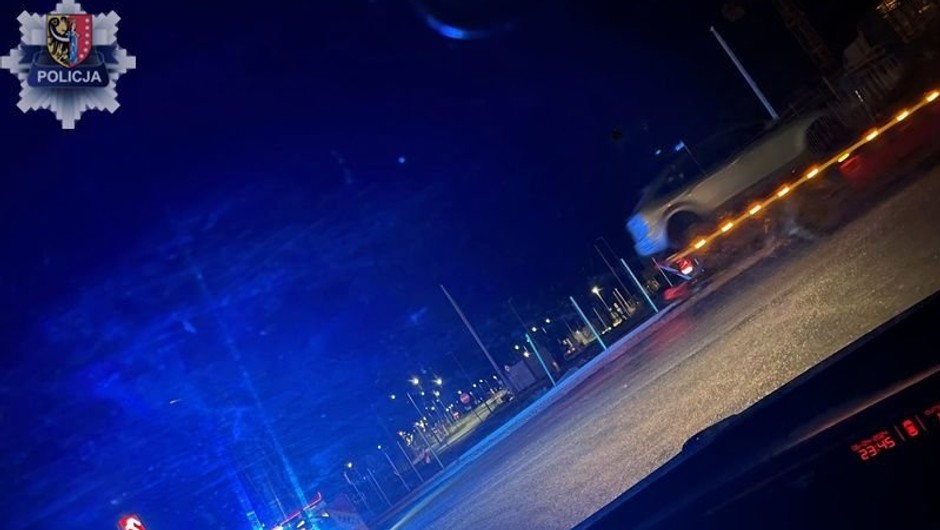 To rondo zaskoczyło kierowcę. "Wylądował" na latarni