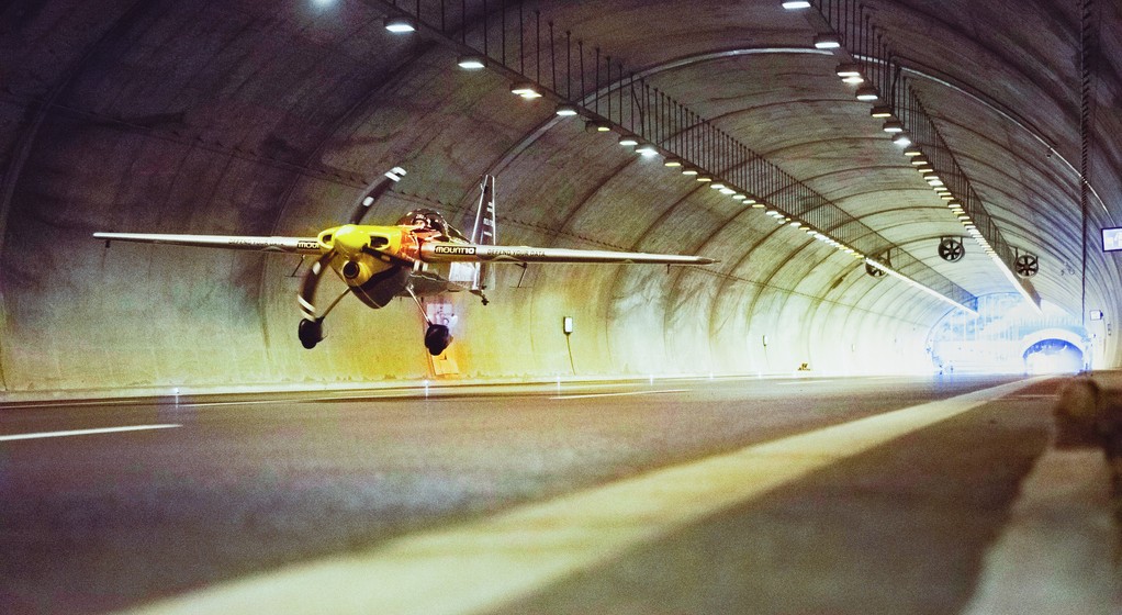 Lot samolotem przez tunel na autostradzie