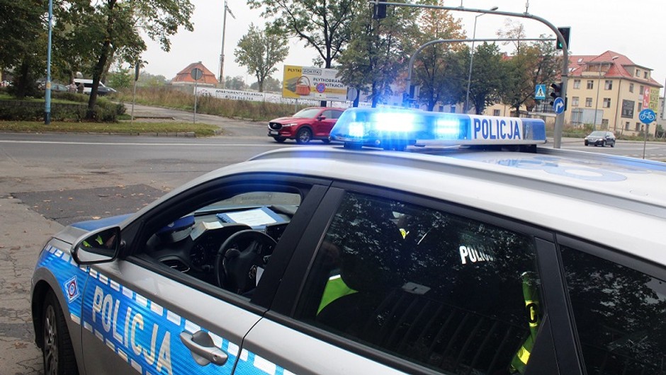 Policja apeluje o ostrożność na drogach w zmiennych warunkach pogodowych