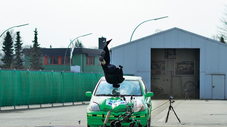 Człowiek jest bez szans! Auto kontra senior z chodzikiem