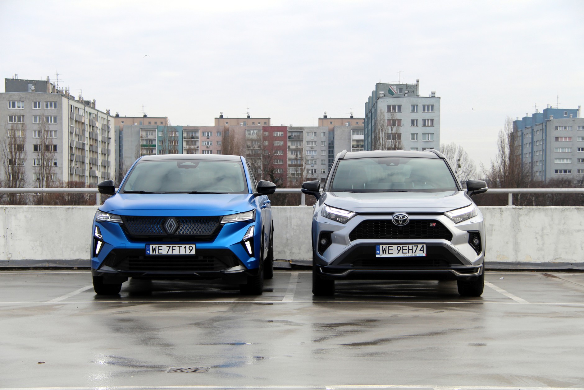 Renault Rafale E-Tech 300 kontra Toyota RAV4 Plug-In Hybrid