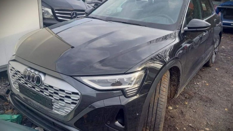 Audi Q8 e-tron znalezionie w lesie przez policję
