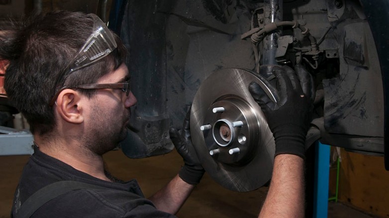 Jak samodzielnie wymienić klocki i tarcze hamulcowe?