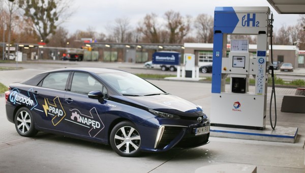Czy auta na wodór zastąpią elektryczne? Rząd wspiera budowę stacji wodorowych i punktów ładowania prądem