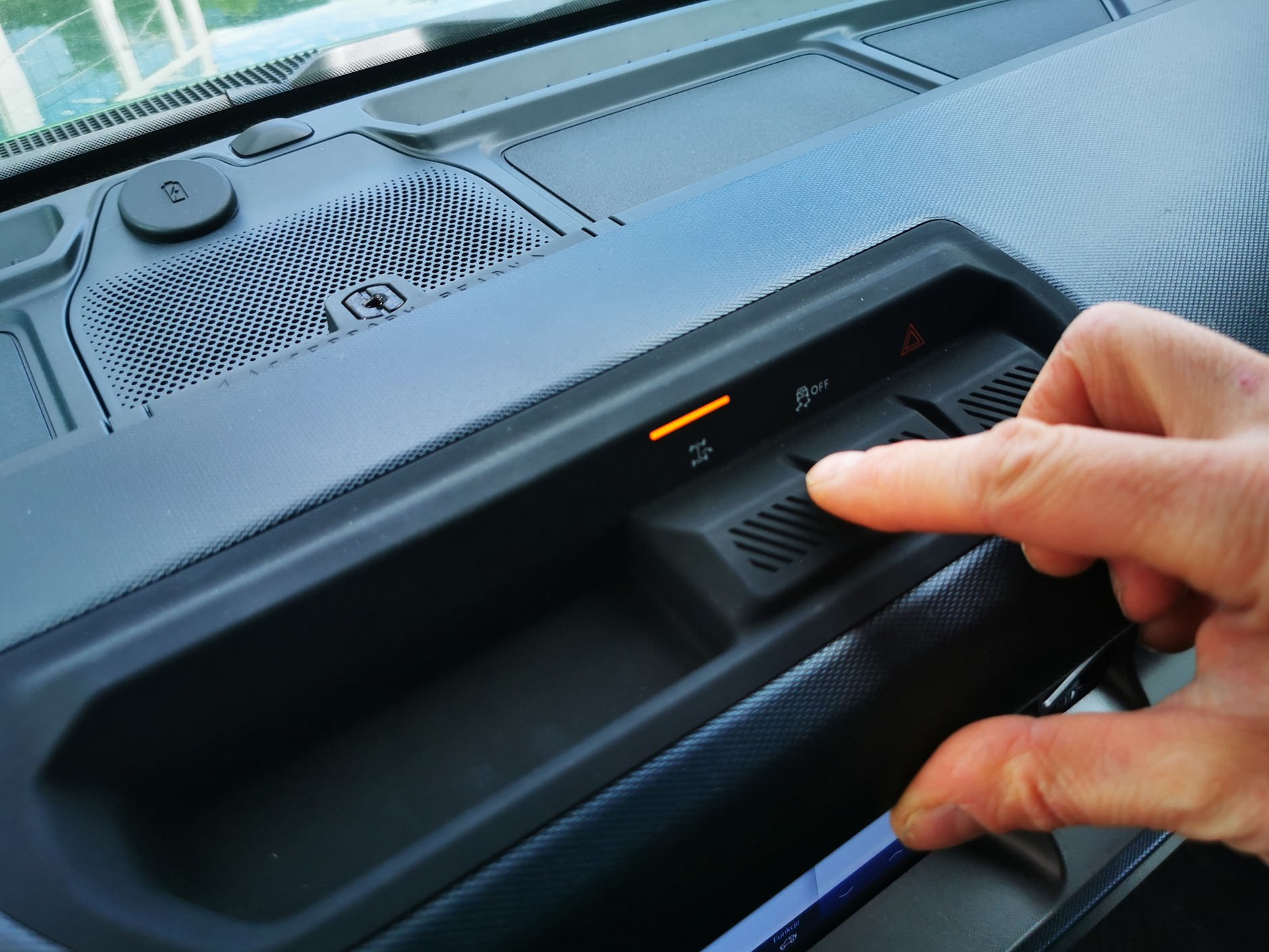 Przycisk aktywujący funkcję "zawracania w miejscu"