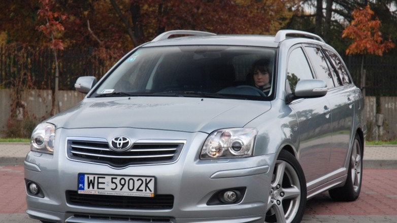 Toyota Avensis 2.2 D-Cat: Dynamiczna i praktyczna, lecz nie bez wad
