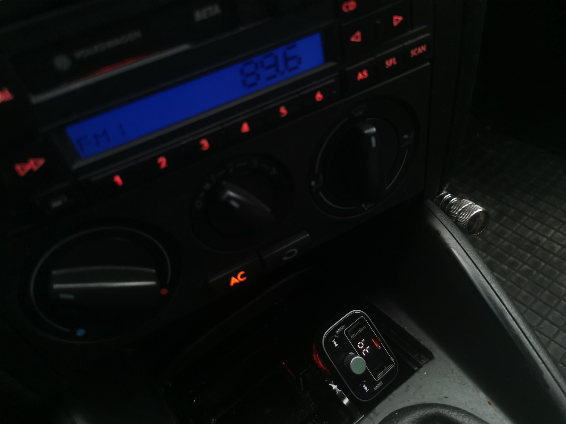 Aby przesyłać dźwięk z transmitera do starego radia, wystarczy ustawić na transmiterze i radioodtwarzaczu tę samą częstotliwość FM