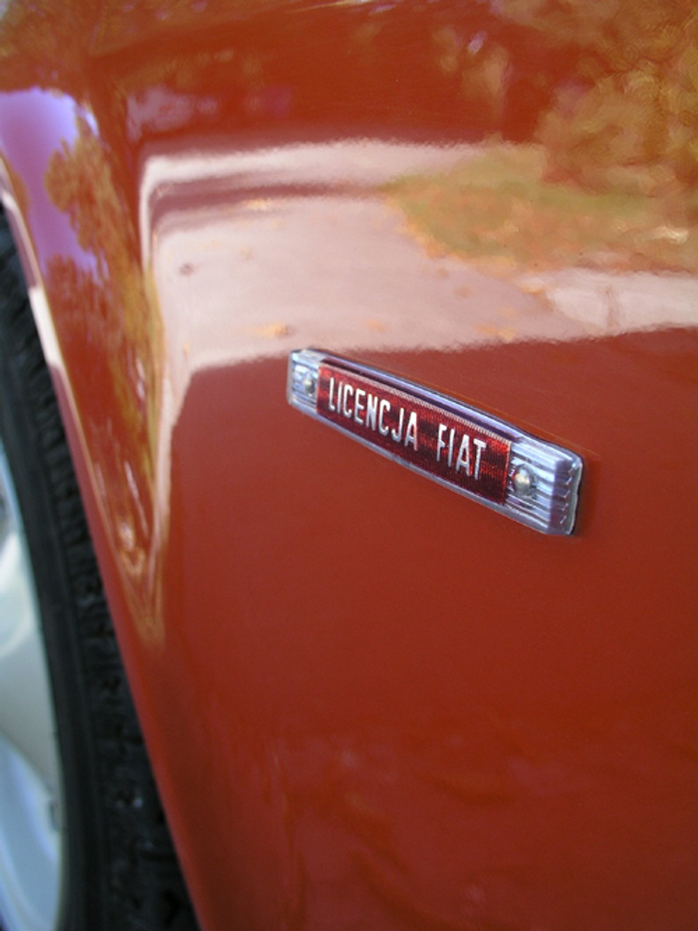 Polski Fiat 126p: wczesne egzemplarze 126 z Polski miały tabliczkę "Licencja Fiat".