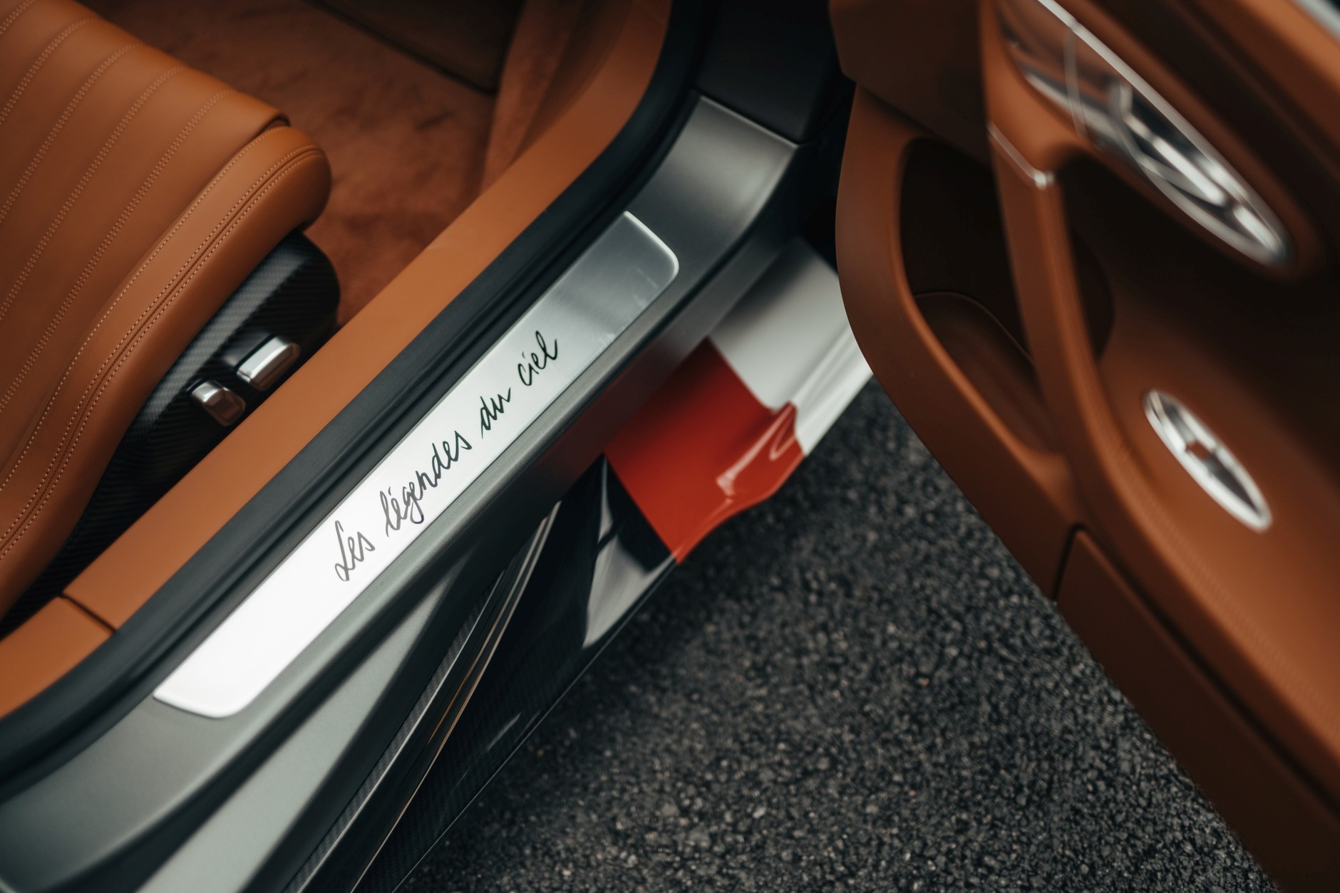 Bugatti Chiron Sport kontra myśliwiec Dassault Rafale Marine