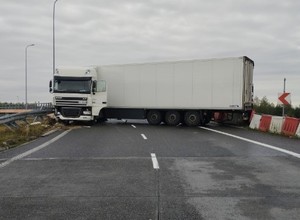 Droga S8 i autostrada A1 zablokowane. Na obu trasach doszło do wypadków z udziałem ciężarówek