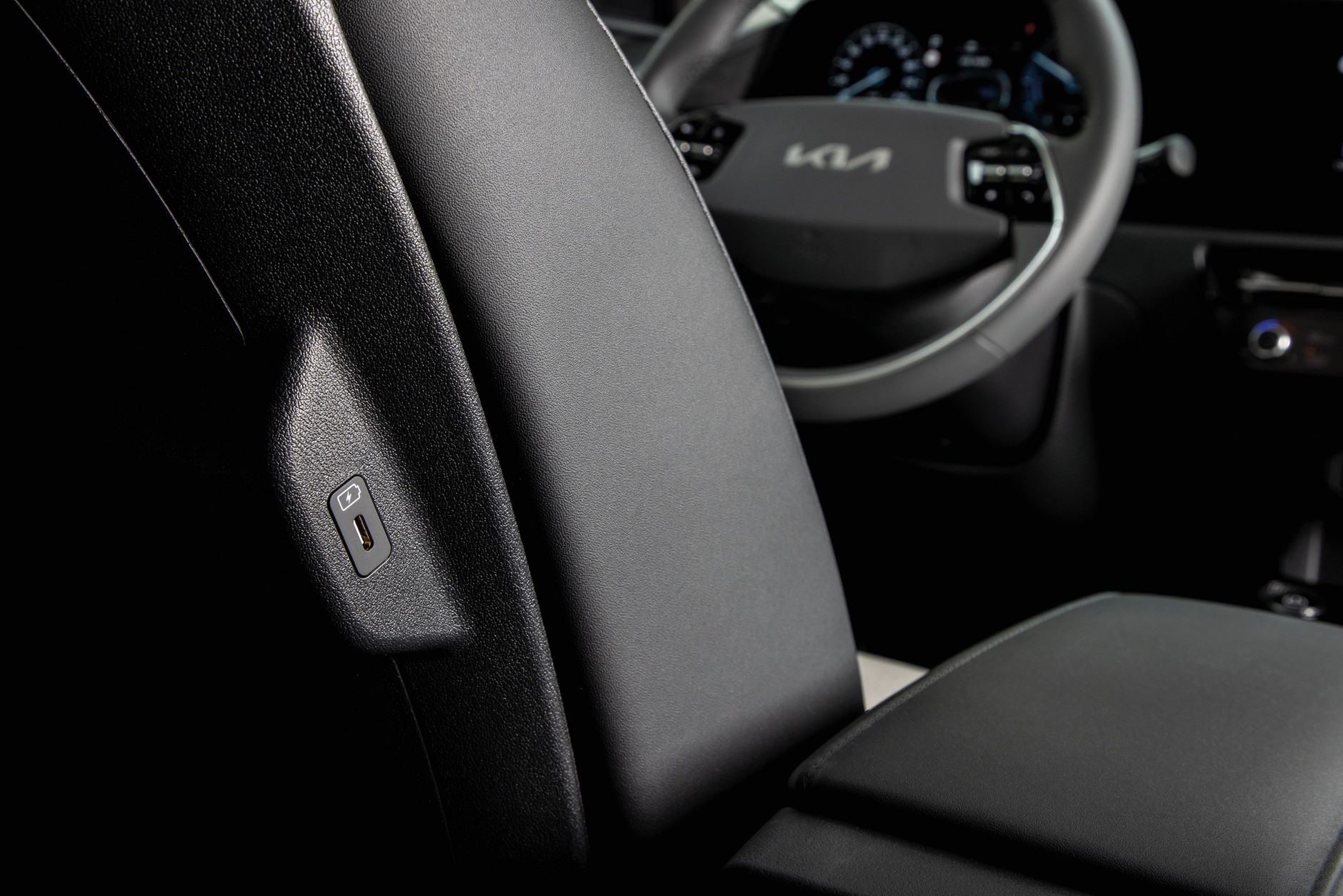 Wejścia USB-C w oparciach przednich siedzeń to standard w nowej Kii Niro.