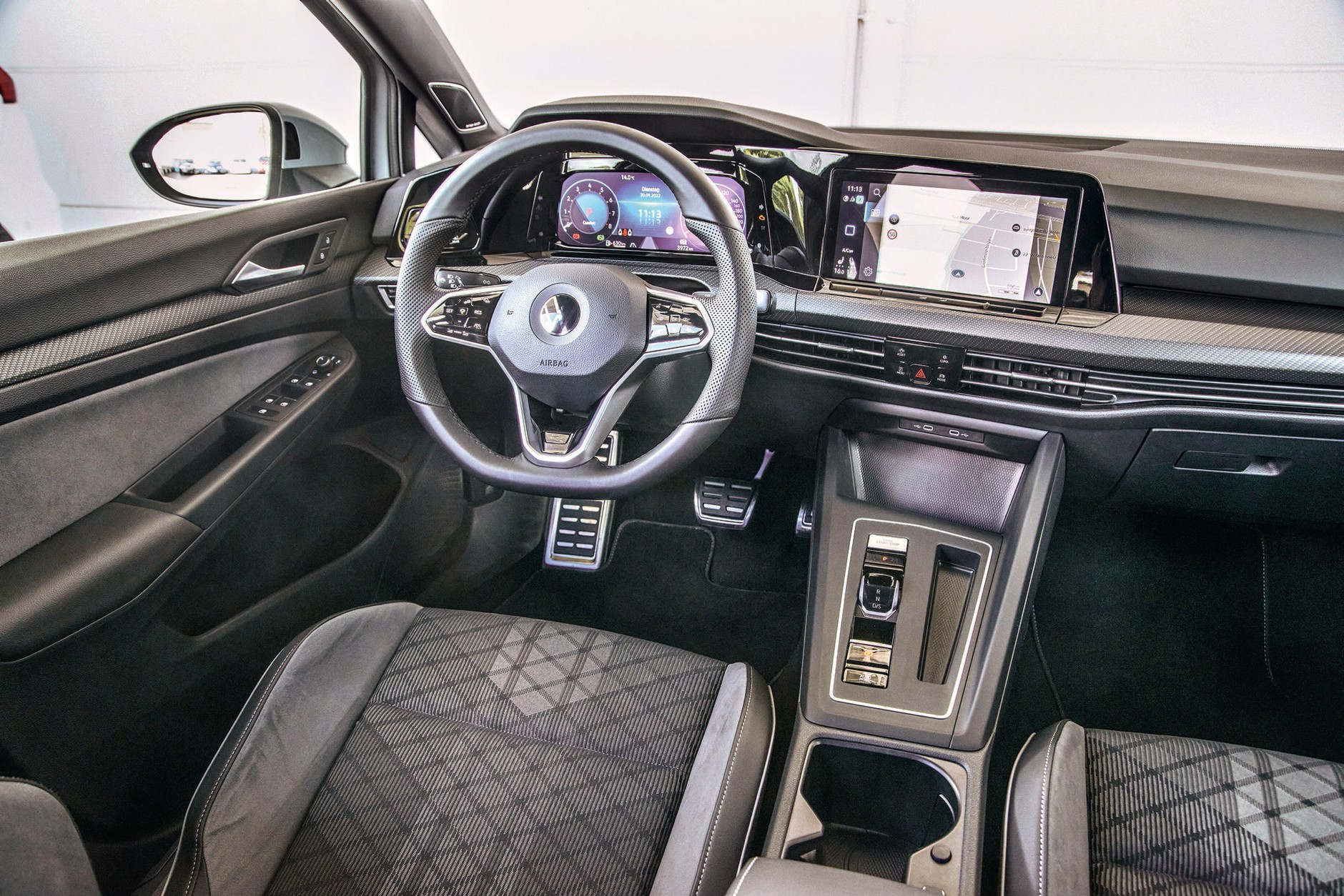 Volkswagen Golf 2022 - wszechstronny wirtualny kokpit, na którym można wyświetlić także klasyczne zegary. W kontraście: nieergonomiczna dotykowo-gładzikowa obsługa ekranu centralnego.