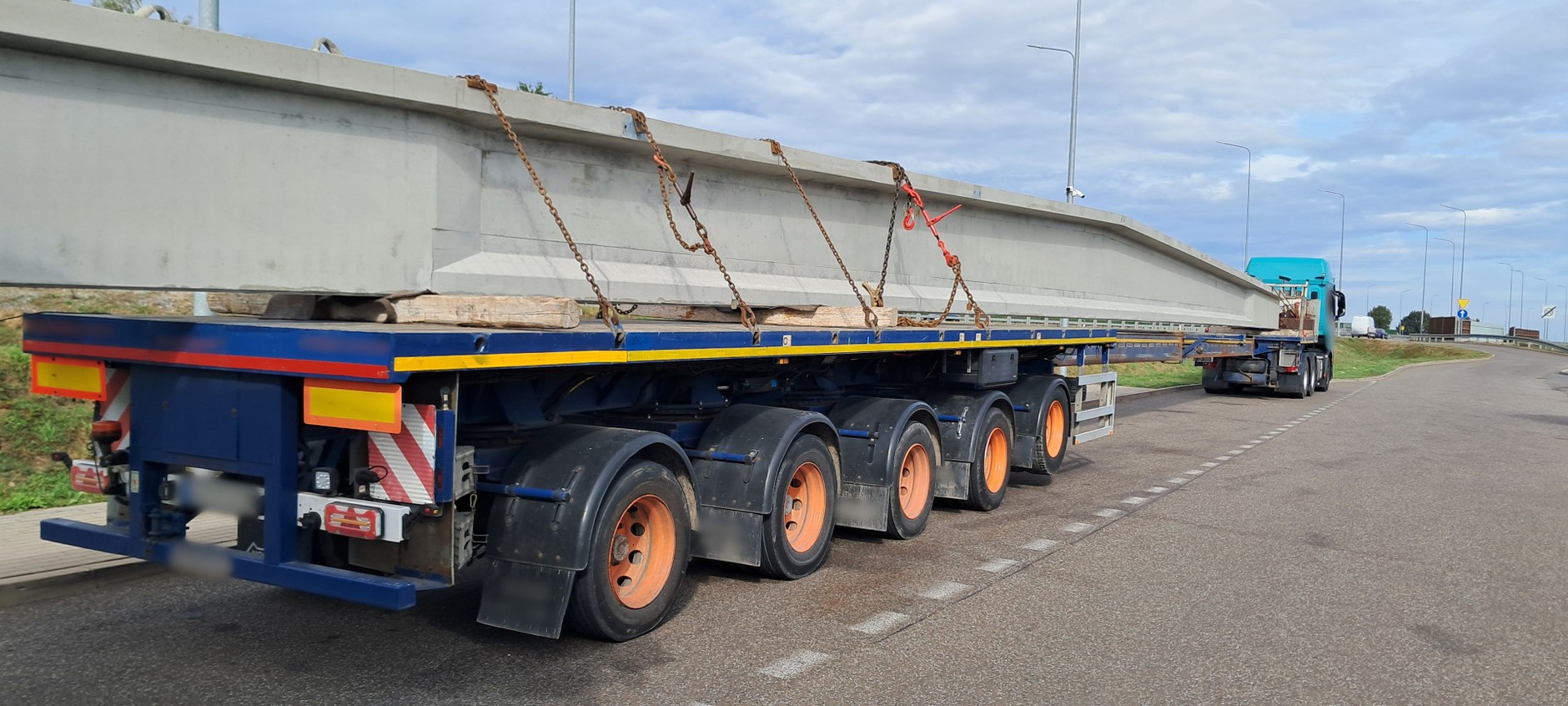 Pojazdy ponadnormatywne z wielkimi dźwigarami bez odpowiednich zezwoleń