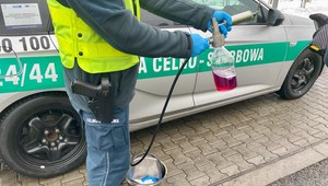Inspektorzy ITD sprawdzili paliwo w baku. Próbka zabarwiła się na różowo
