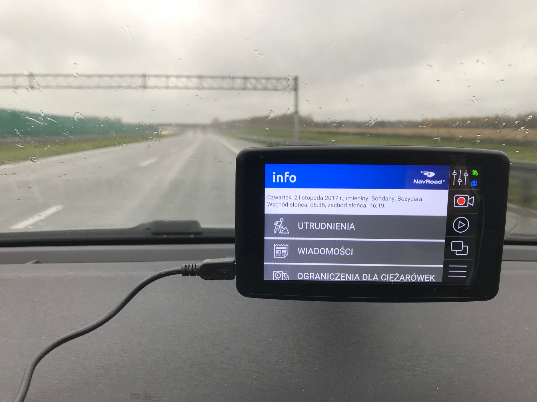 3 w 1: AutoMapa, Yanosik i rejestrator