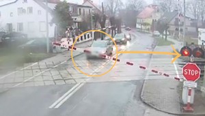 Kierowca nie przejął się opadającym szlabanem. Uratował go dróżnik [WIDEO]