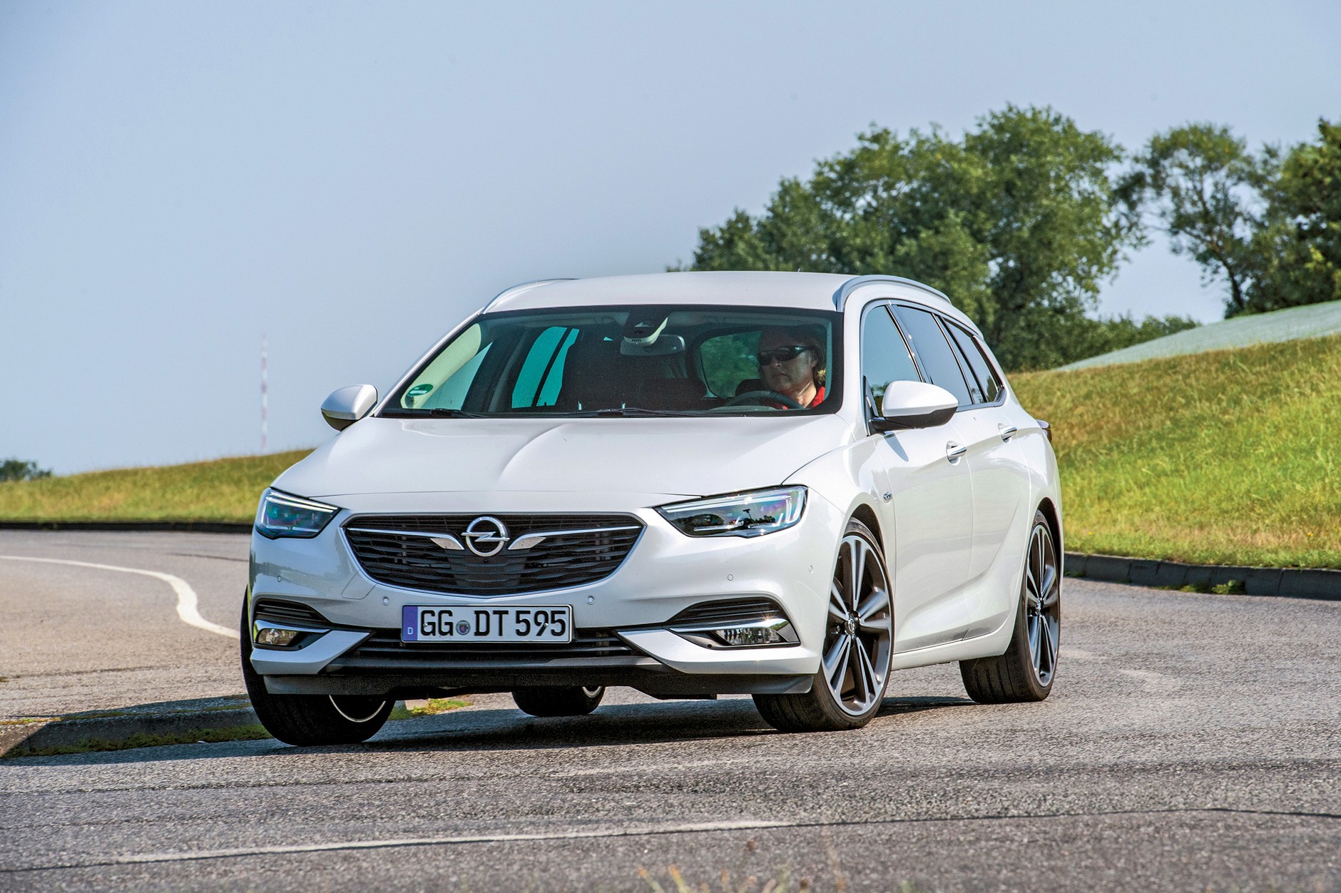 Cztery kombi klasy średniej - Opel Insignia