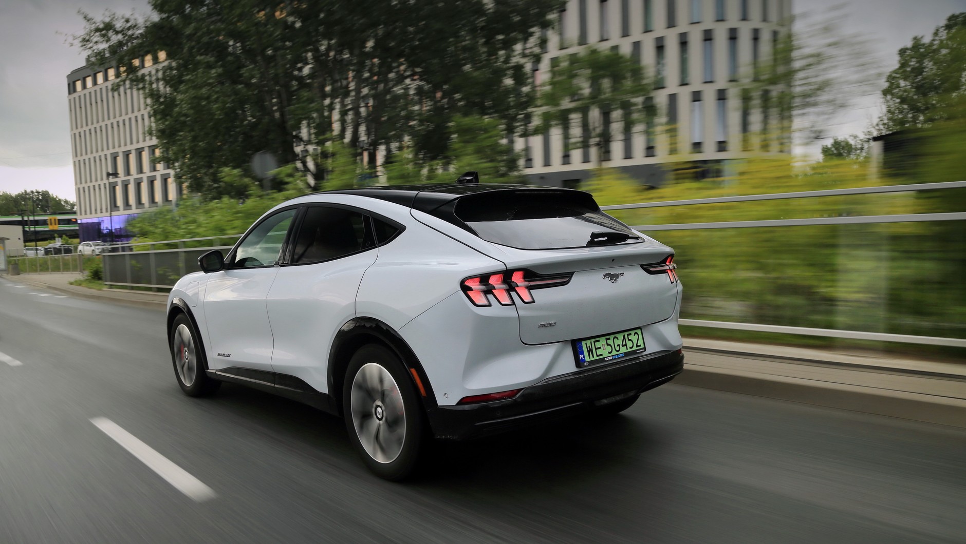 Mocno pochylona linia dachu i charaktery-styczne światła nawiązują do kultowego coupé.