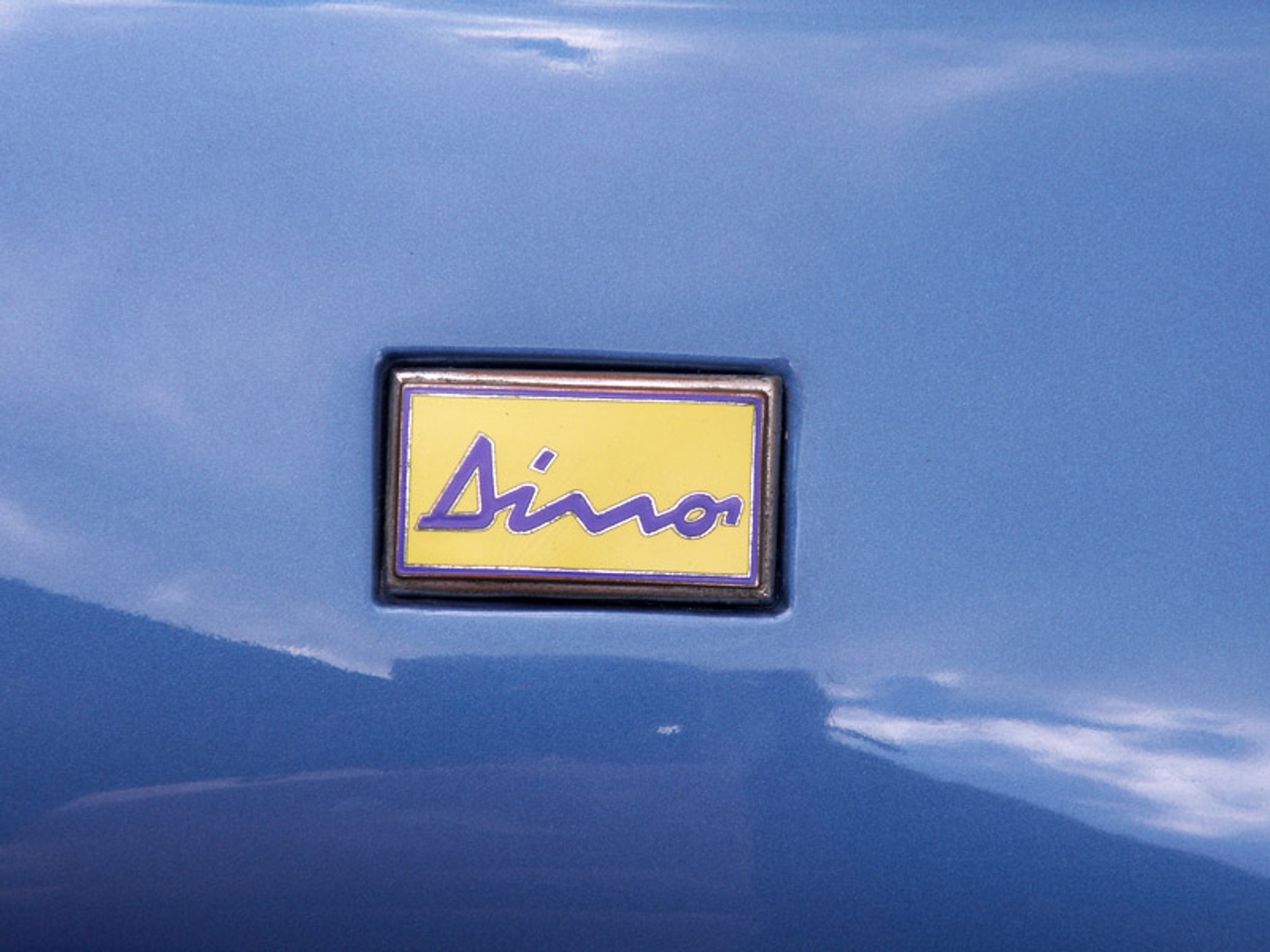 Pięćdziesiąt aut Ferrari: światowa sztafeta w Pradze!