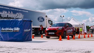 Ford szkoli młodych kierowców. Jak działa Ford Driving Skills for Life?