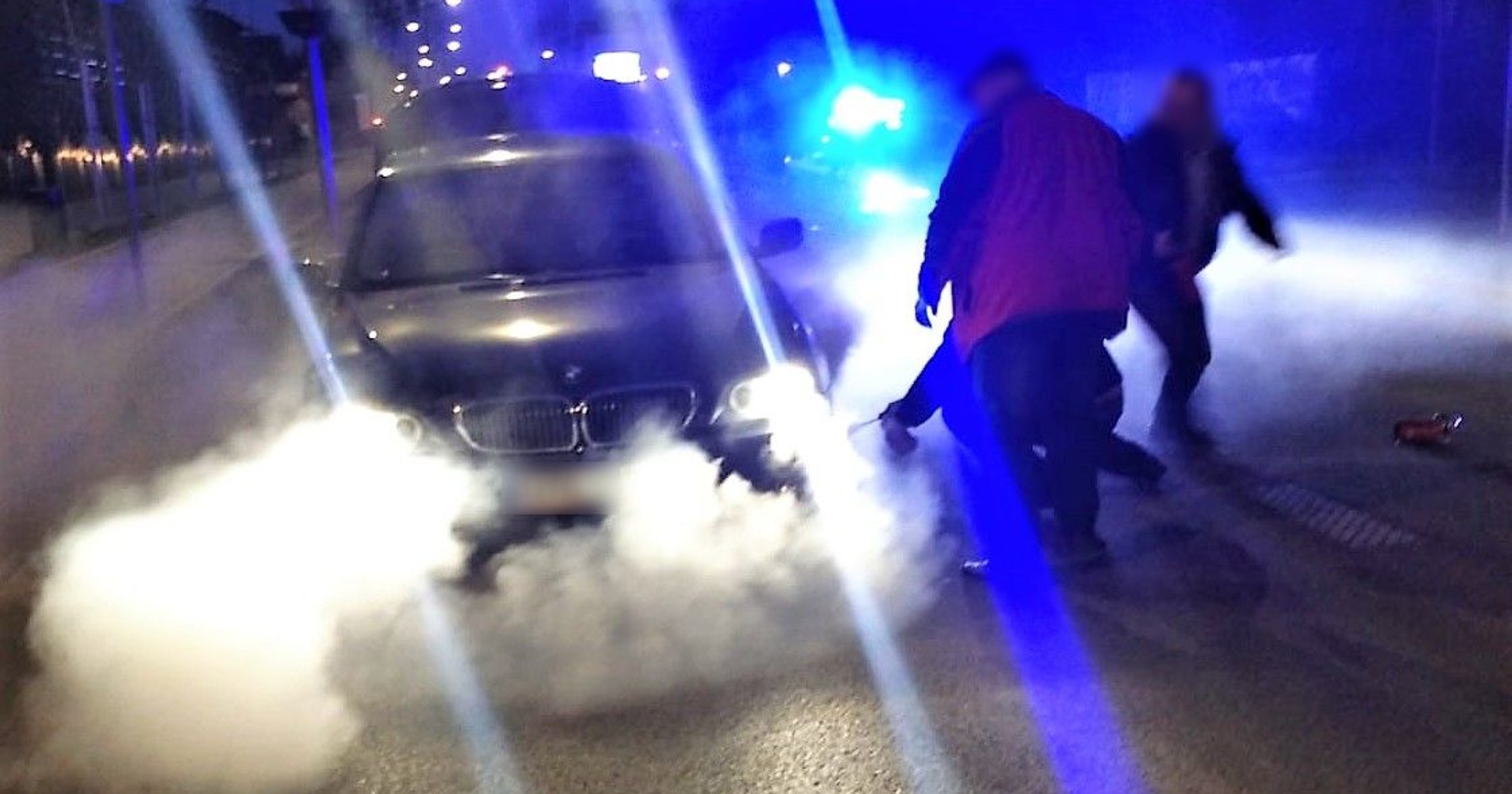 Akcja gaszenia BMW na jednej z ulic Tczewa