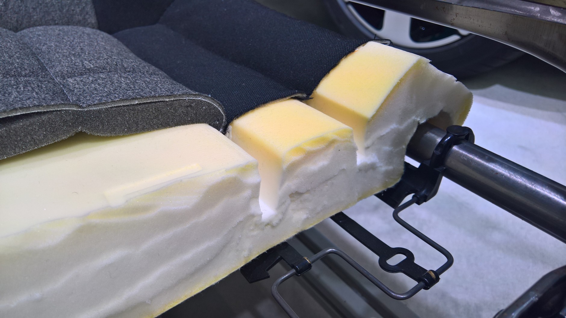 Gąbka o większej gęstości. Dodatkowo pomiędzy przeszyciami dodano cienki pasek miękkiej pianki.  Citroen C4 Cactus