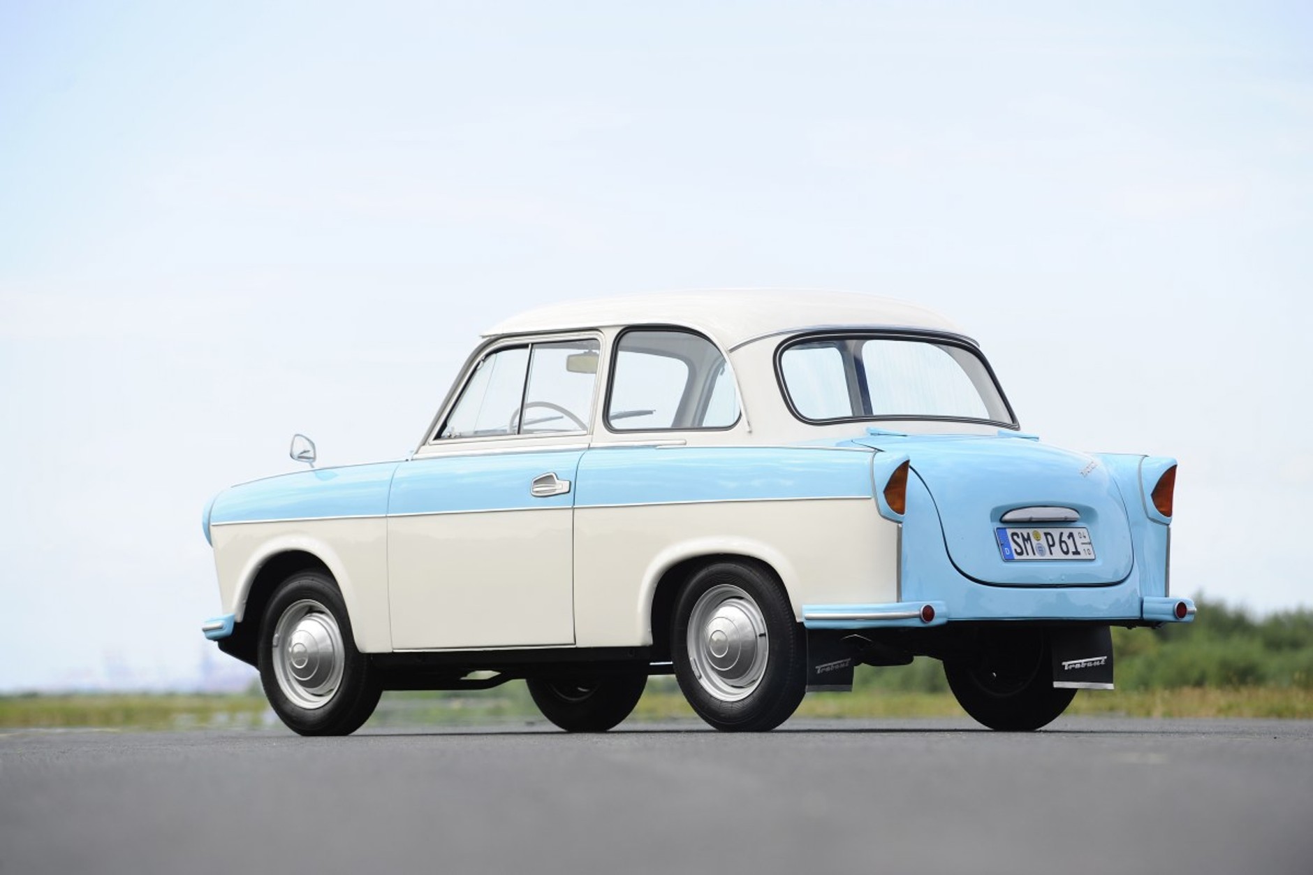 Trabant P50, czyli poprzednik najpopularniejszego Trabanta 601. Model produkowany w latach 1957-1965. Kształt i materiał, z którego wykonano nadwozie, uzasadniał jego ksywkę – „mydelniczka”. Gwoli sprawiedliwości – w latach 50. auto to wcale aż tak bardzo nie odstawało od konkurencji z Zachodu.