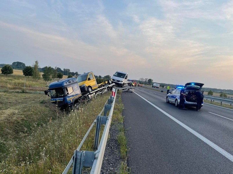 27-latek, który na drodze S5 ładował na lawetę zepsuty samochód, zginął po potrąceniu przez ciężarówkę