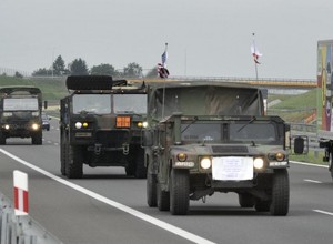 Kolumny wojskowe na drogach – możliwe utrudnienia oraz ograniczenia prędkości