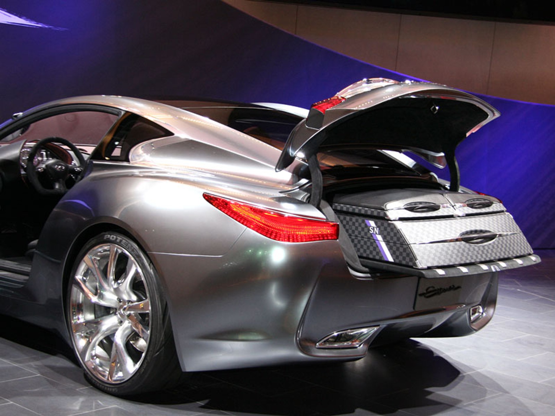 Genewa 2009: Infiniti Essence Concept (fotogaleria)