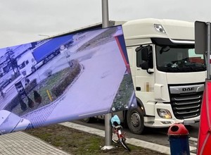 Ciężarówka śmiertelnie potrąciła rowerzystkę. Wszystko nagrał monitoring [WIDEO]