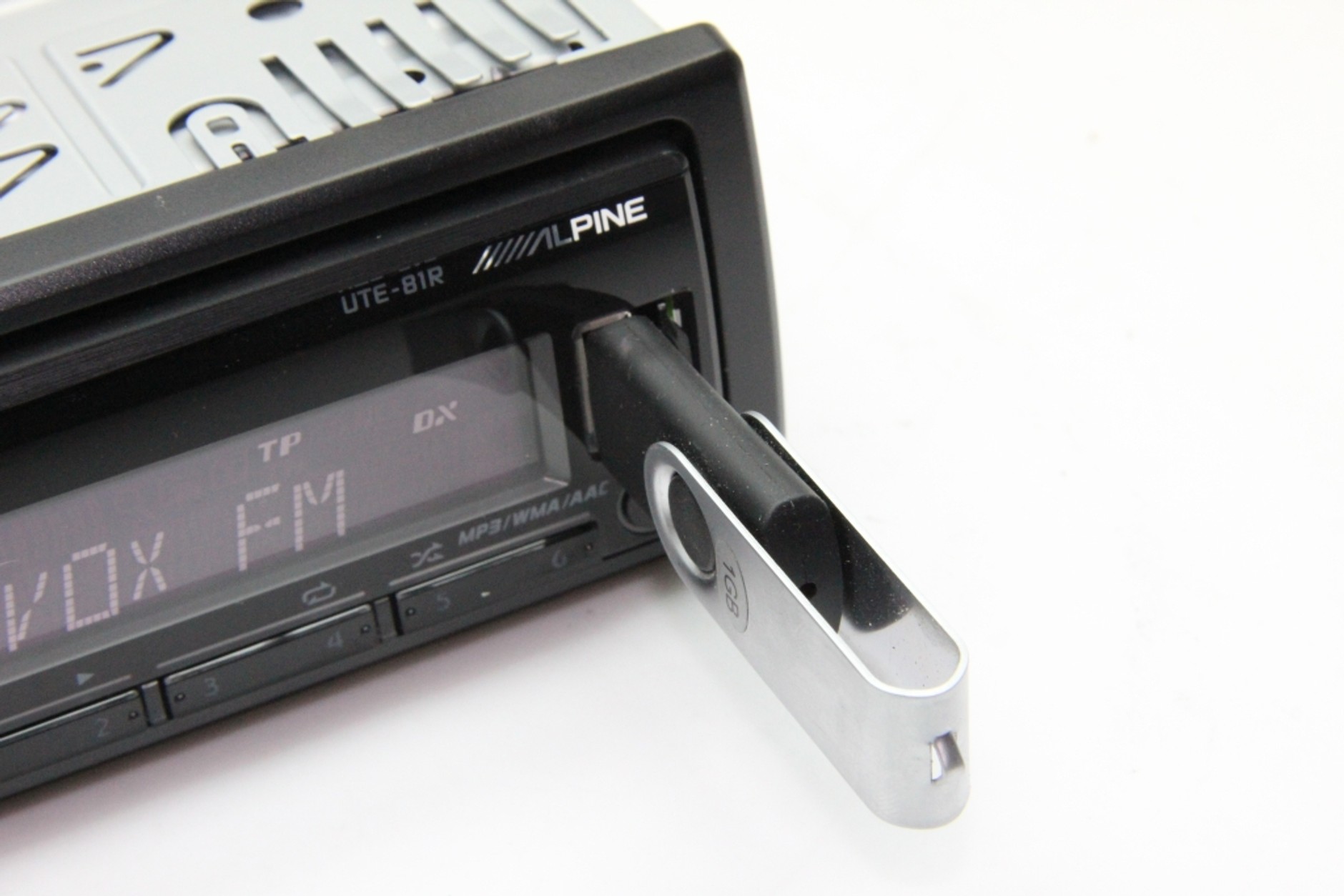 Alpine UTE-81R rozpoznaje AAC, MP3 i WMA.