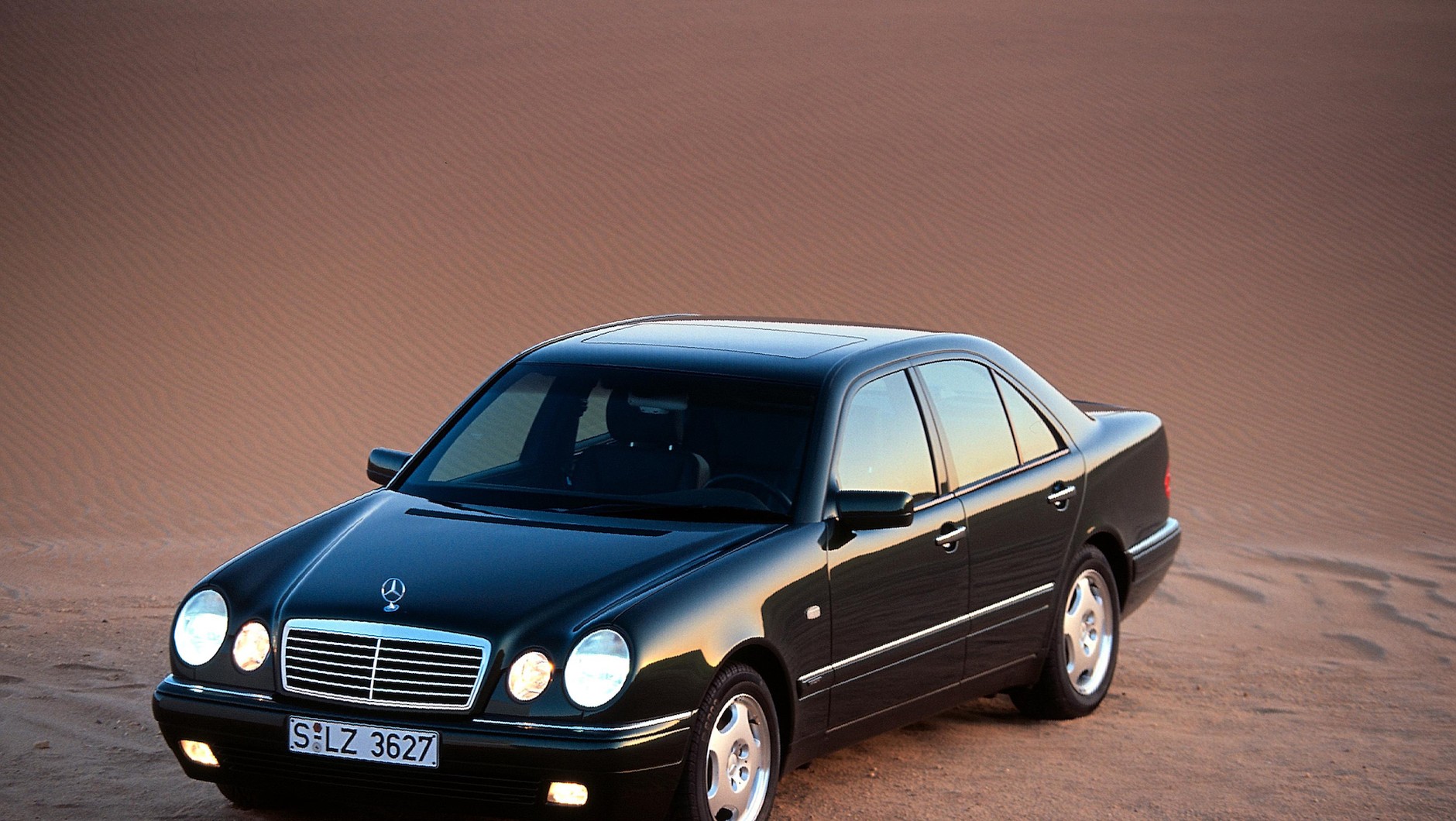 25 lat temu został zaprezentowany Mercedes klasy E W210 – wówczas design z czworgiem „oczu” stanowił przełom w stylu Mercedesa