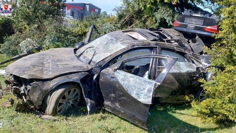 Audi wylądowało w ogródku po policyjnym pościgu