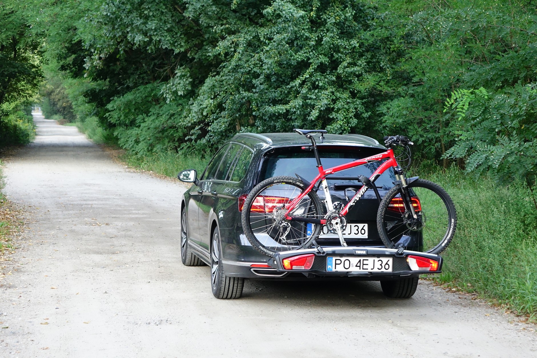 Jeśli rower lub bagażnik zasłania światła lub tablicę rejestracyjną, bagażnik musi mieć oświetlenie i miejsce na tablicę - trzecią tablicę można zamówić w wydziale komunikacji