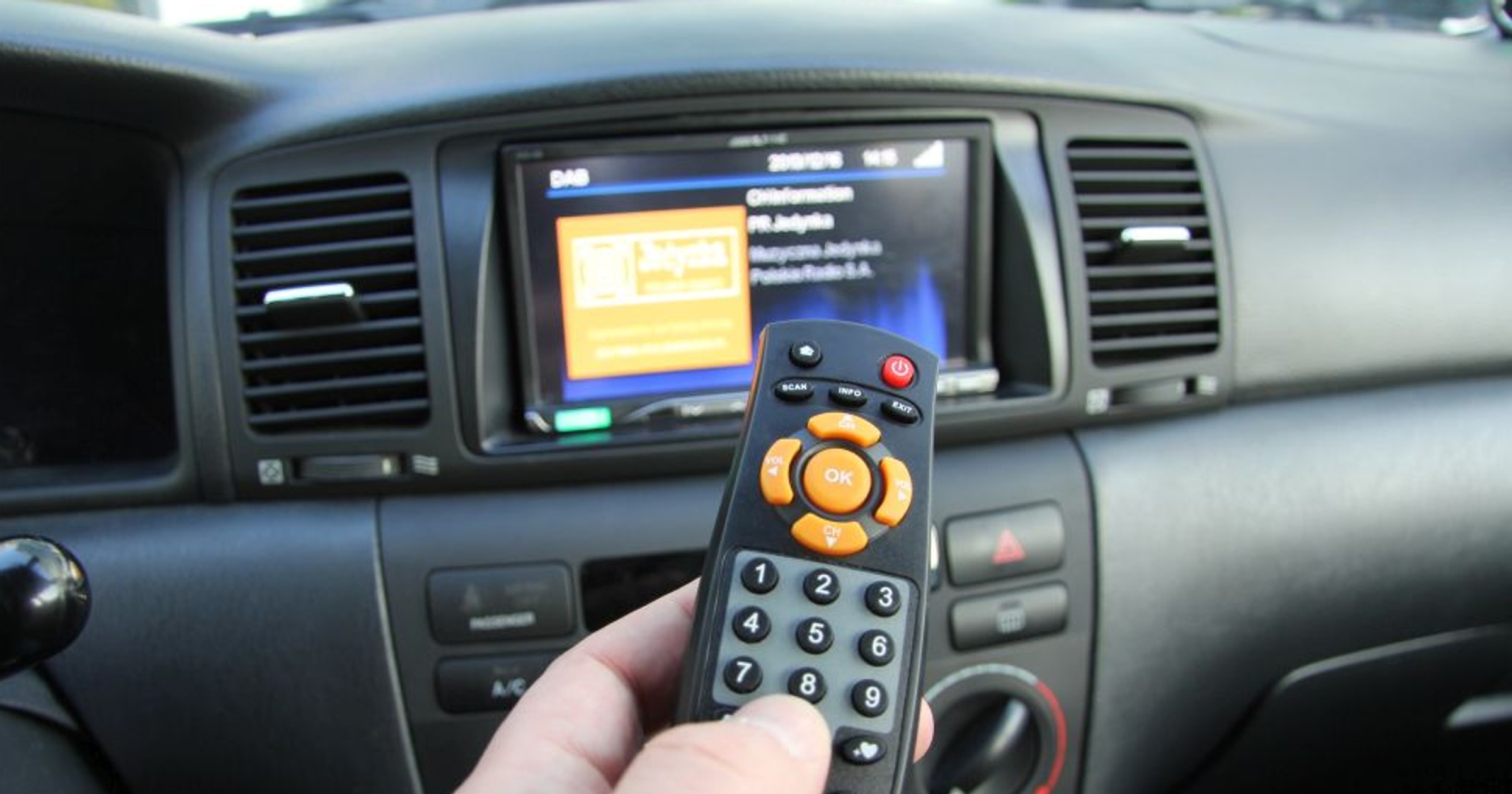 Na początek sprawdziliśmy oddzielny tuner DAB/DAB+ TUE-DAB1U, który pasuje do wielu radioodtwarzaczy marki Alpine. 