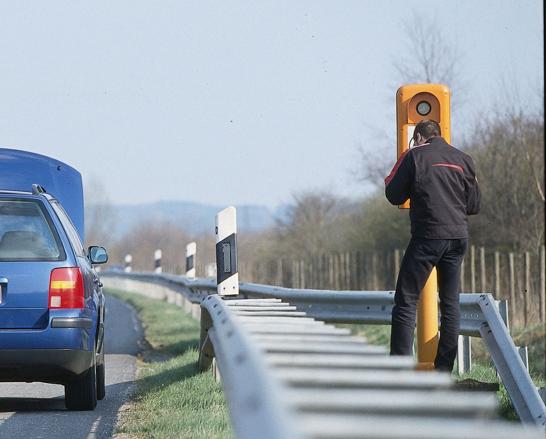 Nawet jeśli brakuje zasięgu w komórce – przy autostradach co dwa kilometry znajdują się telefony do wzywania pomocy.