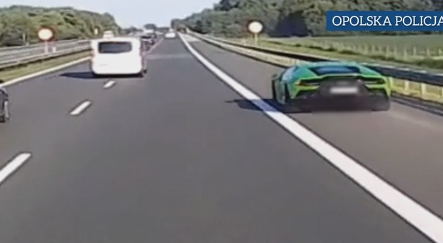 Kierowca Lamborghini wyprzedzał pasem awaryjnym na A4. Policja dostała nagranie