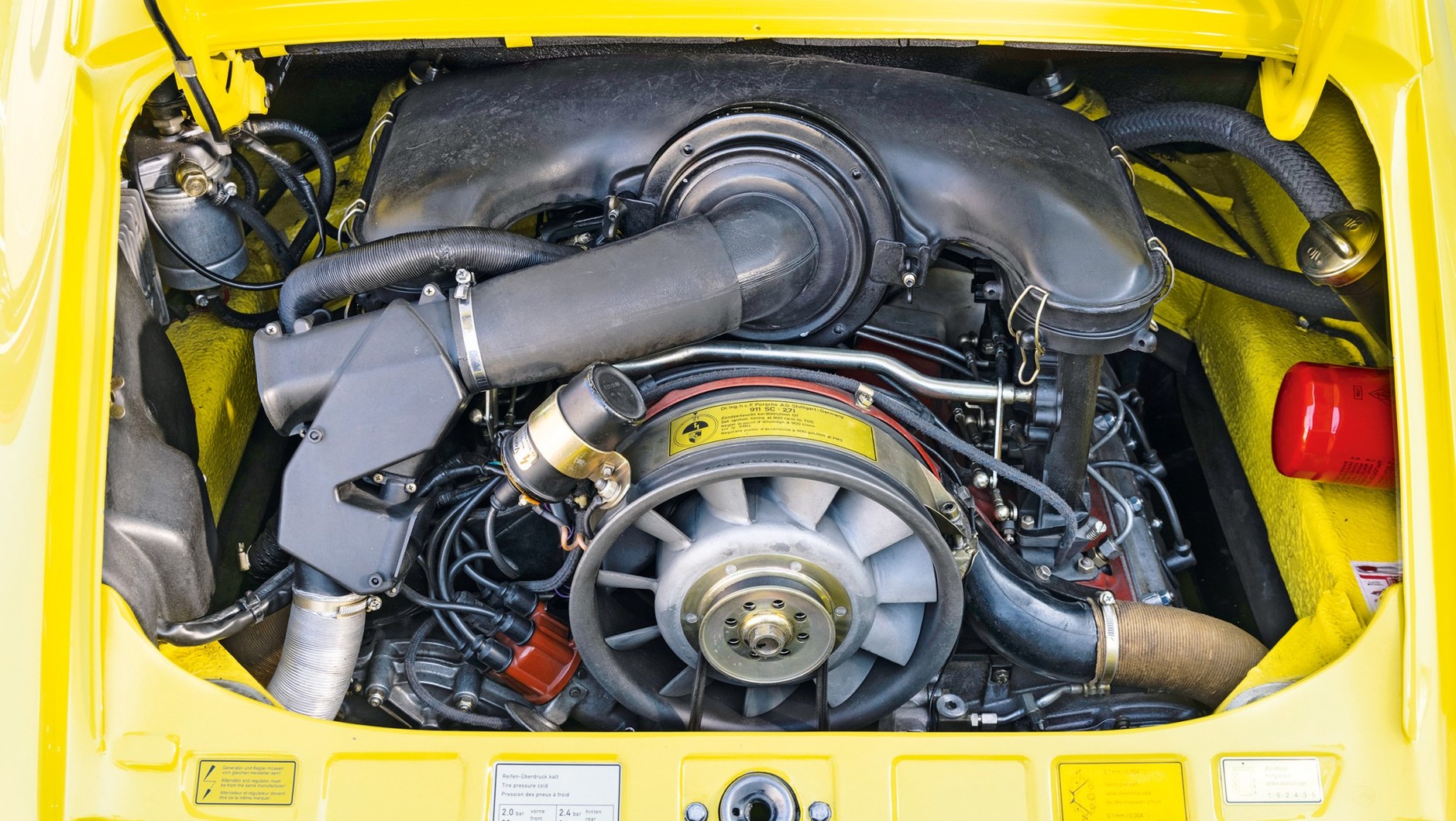 Bokser RS-a powstał przez rozwiercenie silnika o pojemności 2,4 litra z 911 s (średnica tłoka została zwiększona z 84 do 90 mm). Dzięki temu moc wzrosła ze 190 do 210 koni.