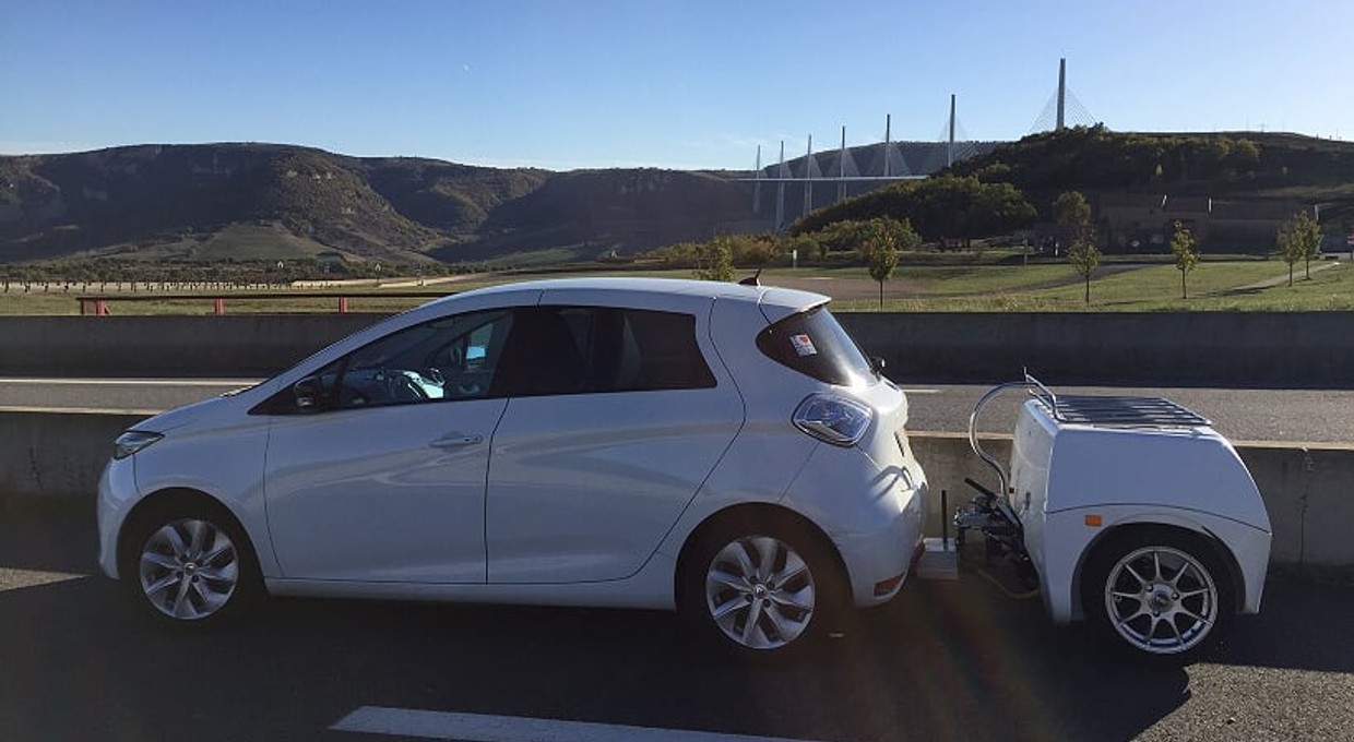Przyczepa zwiększy zasięg auta elektrycznego - pomysłowy sposób z Francji