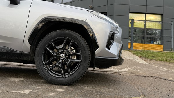 Toyota RAV4 ma rozmiar opon 235/55 R19, ale tańsze wersje mogą mieć felgi o mniejszej średnicy – i co za tym idzie, inne (tańsze) opony