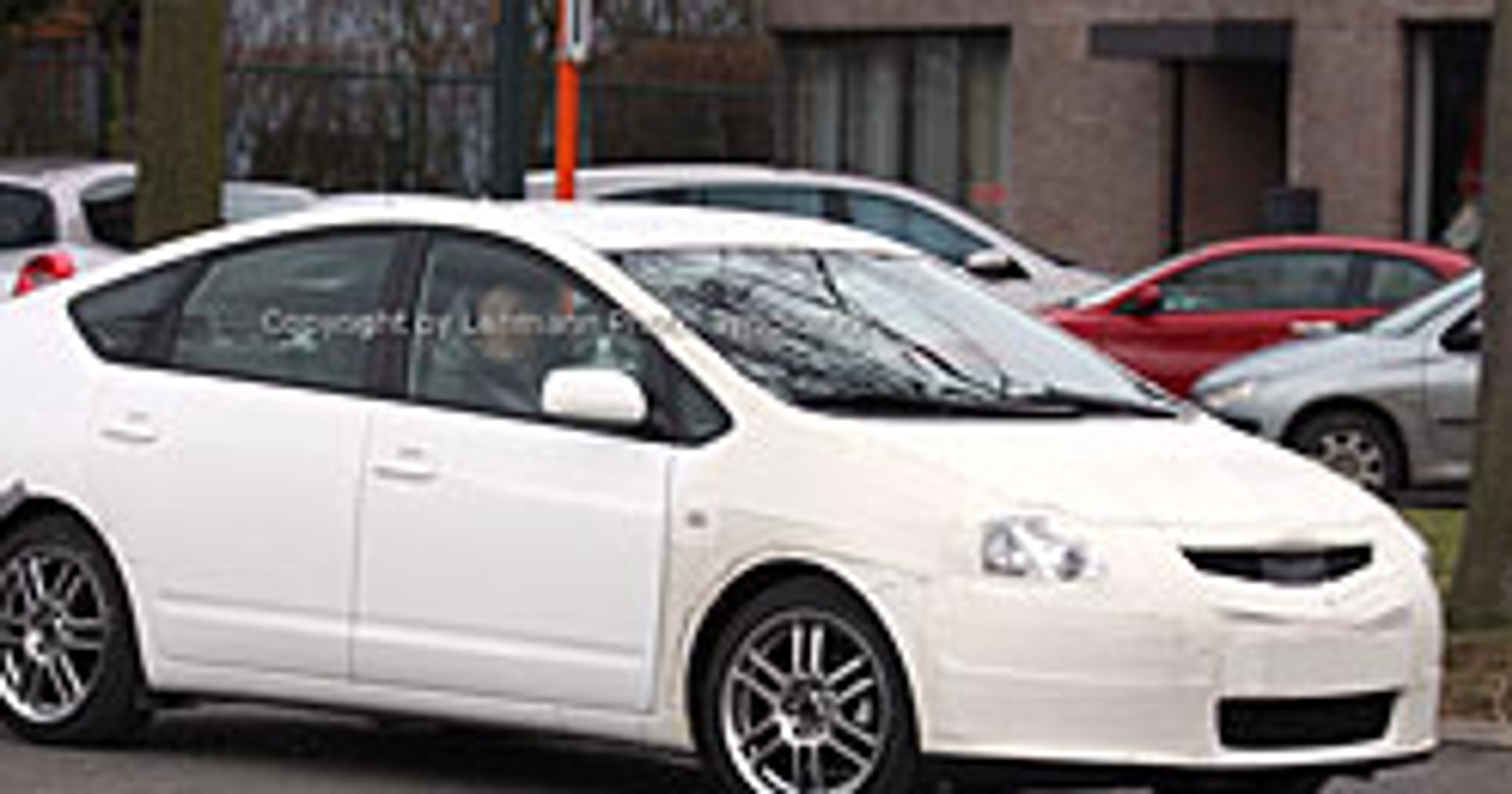 Zdjęcia szpiegowskie: odmłodzona Toyota Prius